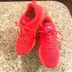 Size 9.5 APL techloom sneaker. Great condition!